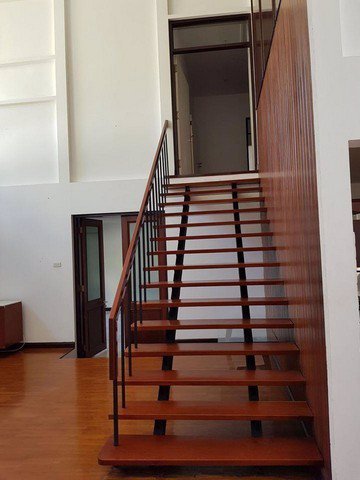 ให้เช่าบ้านเดี่ยว2ชั้นย่านสุขุมวิทใกล้-bts-เอกมัยซอยเอกมัย-10-ห้องนั่งเล่นเพดานสูง