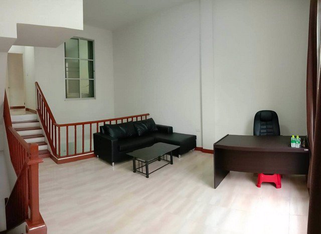 ให้เช่าทาวน์โฮม3ชั้นย่านโชคชัย4-ราคาเช่า20000บาท-เดือน