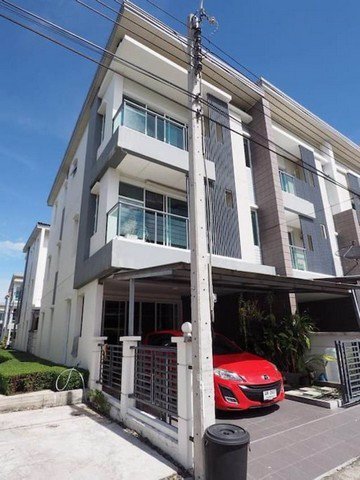 ให้เช่าทาวน์โฮม3ชั้นโครงการทาวน์อเวนิวศรีนครินทร์ซอยอ่อนนุช-68-เฟอร์ครบพร้อมอยู่-หลังมุม