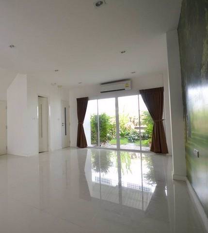 ให้เช่าทาวน์โฮม3-ชั้นหลังมุม-ใกล้mrtลาดพร้าว-ซอยลาดพร้าว21