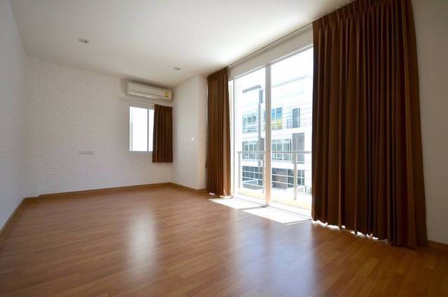 ให้เช่าทาวน์โฮม3-ชั้นหลังมุม-ใกล้mrtลาดพร้าว-ซอยลาดพร้าว21