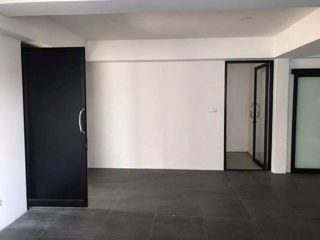 ขายและให้เช่าอาคาร4-ชั้น-หลังมุม-ซอยสุขุมวิท35-หลังเอ็มควอเทียร์ใกล้bts-พร้อมพงษ์