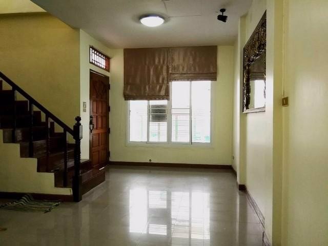 ให้เช่าทาวน์โฮม3ชั้นซอยลาดพร้าว48ใกล้mrtสุทธิสาร-5-ห้องนอน-6-ห้องน้ำ