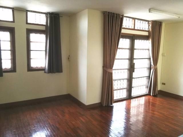 ให้เช่าทาวน์โฮม3ชั้นซอยลาดพร้าว48ใกล้mrtสุทธิสาร-5-ห้องนอน-6-ห้องน้ำ