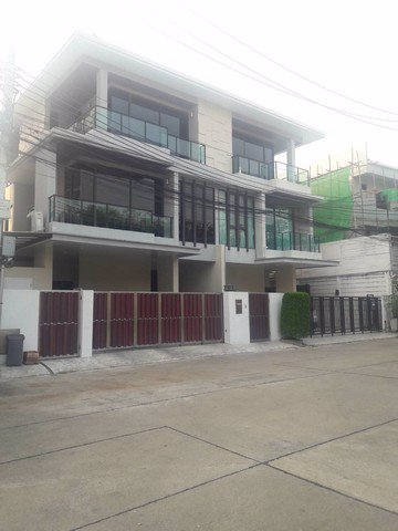 ให้เช่าบ้านแฝด3ชั้นโครงการบ้านกลางเมืองรัชดา36-หันหน้าไปทางทิศตะวันออก