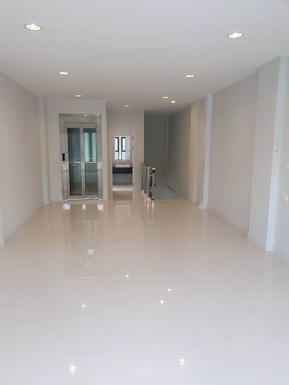 ให้เช่าอาคารพาณิชย์หรูใหม่-45-ชั้น-พร้อมลิฟท์-มีที่จอดรถ-โครงการ-the-master-at-bts-onnut-2-ติดถนนอ่