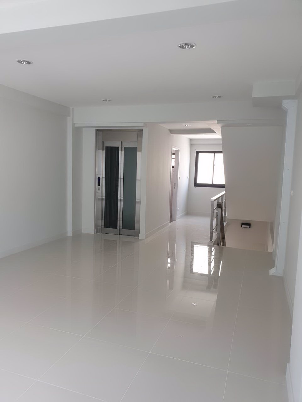 ให้เช่าอาคารพาณิชย์หรูใหม่-45-ชั้น-พร้อมลิฟท์-มีที่จอดรถ-โครงการ-the-master-at-bts-onnut-2-ติดถนนอ่