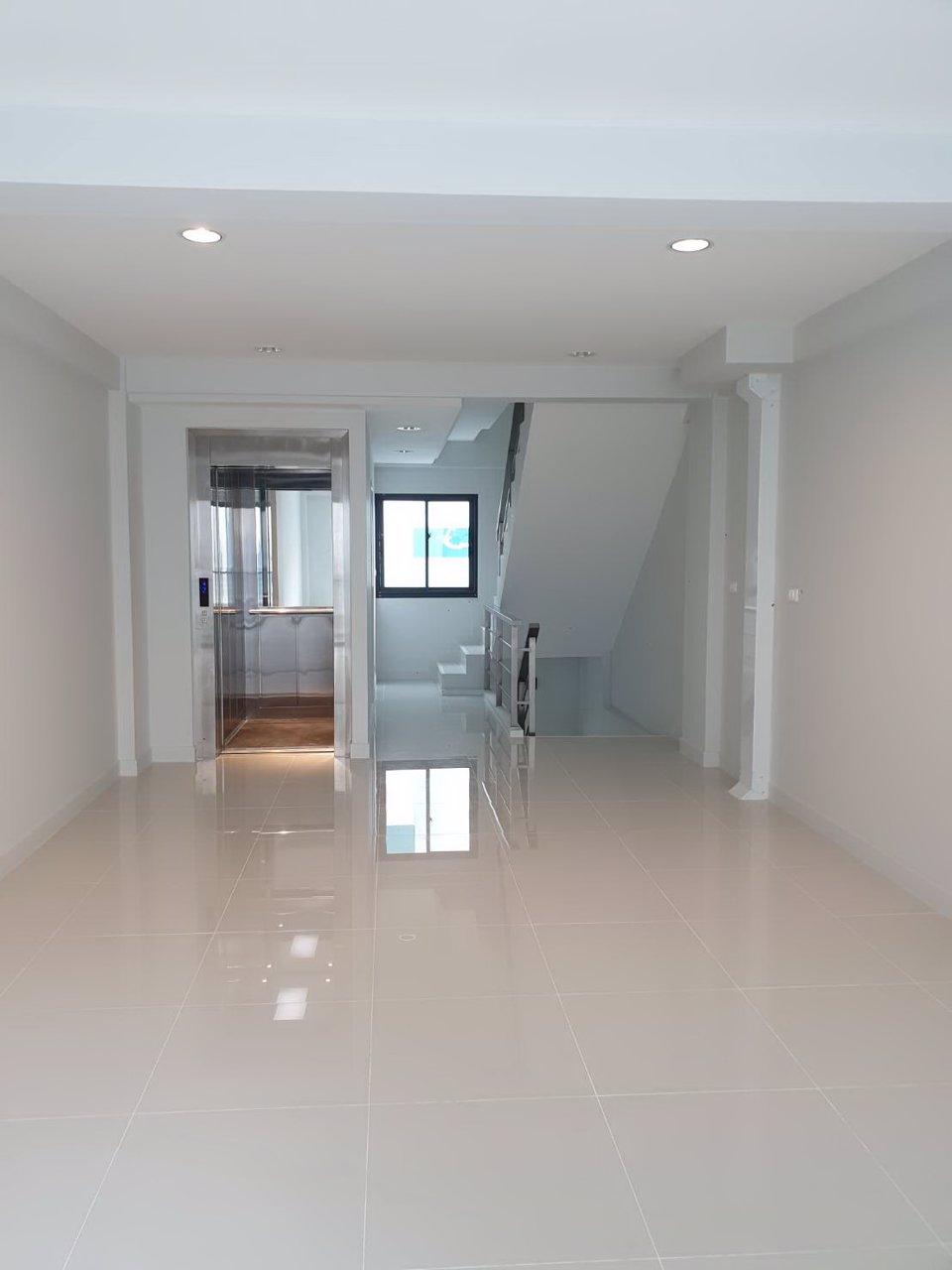 ให้เช่าอาคารพาณิชย์หรูใหม่-45-ชั้น-พร้อมลิฟท์-มีที่จอดรถ-โครงการ-the-master-at-bts-onnut-2-ติดถนนอ่