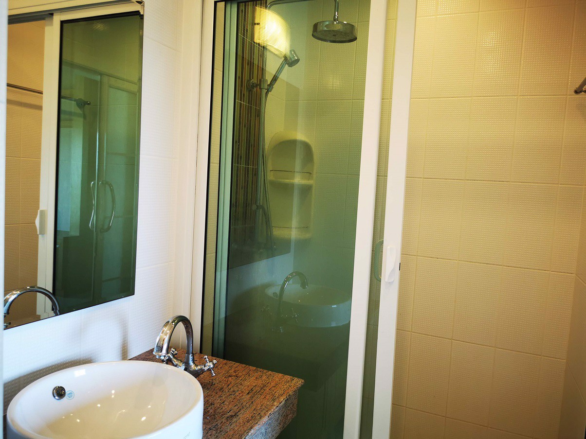 ขายวรัญญา-เอ็กซํเซ็คคิวทิฟ-คอนโดมิเนียม-ตกแต่งพร้อม-1-ห้องนอน-1-ห้องน้ำ-เห็นทะเลริมหาดแสงจันทร์