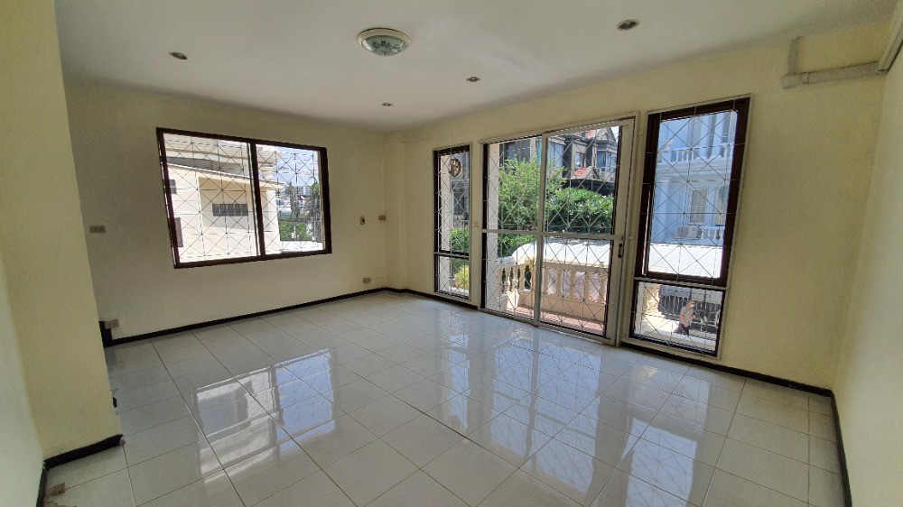 ขายทาวน์เฮ้าส์-4-ชั้น-49-ตรว-ซอยสุวรรณมณี-ประชาอุทิศ-23-ใกล้สี่แยกเหม่งจ๋าย-และโรงเรียนนานาชาติ