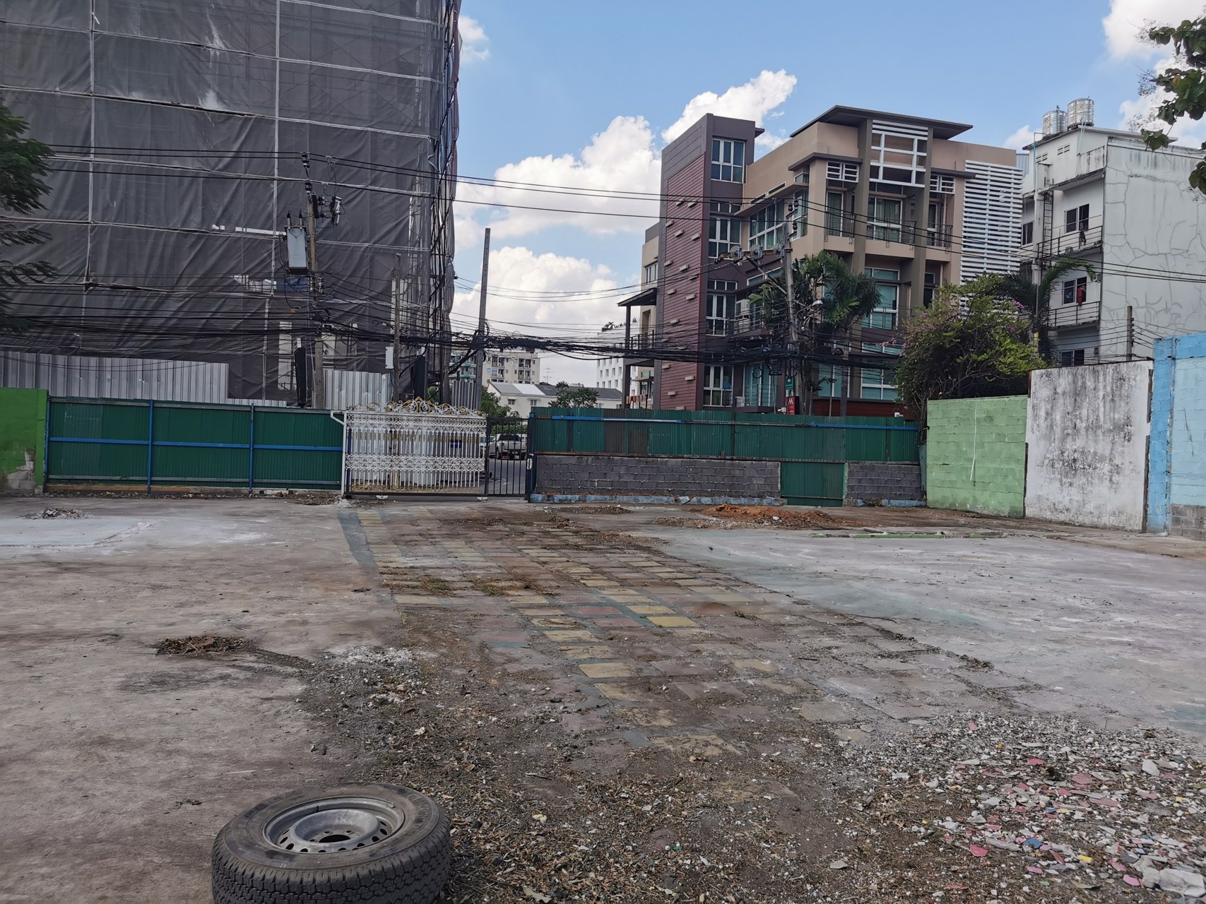 ที่ดิน-168ตรว-ถนนศรีนครินทร์-40-42-ตรงข้ามซีคอนสแควร์-ใกล้-mrt-สวนหลวง-ร9