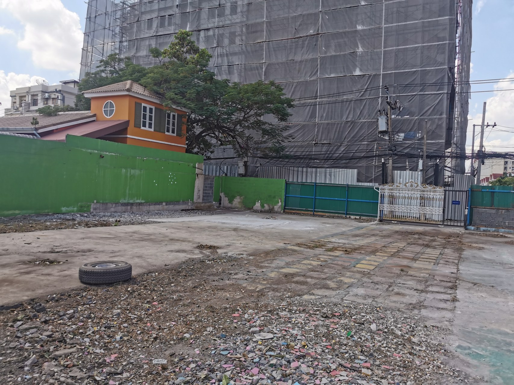 ที่ดิน-168ตรว-ถนนศรีนครินทร์-40-42-ตรงข้ามซีคอนสแควร์-ใกล้-mrt-สวนหลวง-ร9