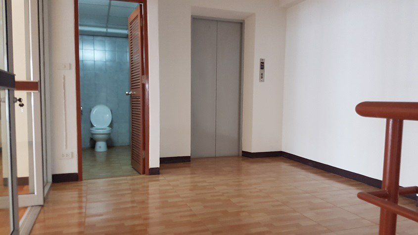 ขายอาคารสำนักงาน-6-ชั้นพร้อมดาดฟ้ามีหลังคาและลิฟท์-บนถนนรามคำแหงซอย81-1-เข้าซอยเพียง-150-ม