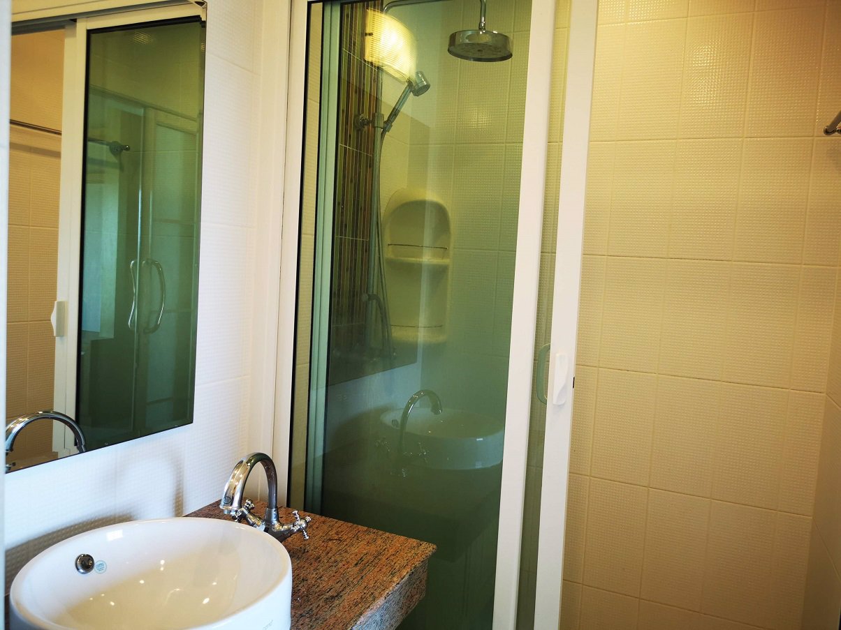 ขายวรัญญา-เอ็กซํเซ็คคิวทิฟ-คอนโดมิเนียม-ตกแต่งพร้อม-1-ห้องนอน-1-ห้องน้ำ-เห็นทะเลริมหาดแสงจันทร์