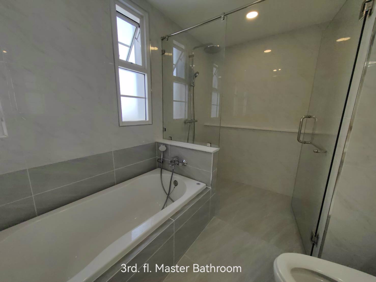 ให้เช่าโฮมออฟฟิศ-4-ชั้น-โครงการพลัสพาร์ค-อเวนิว-ลาซาล-ศรีนครินทร์-ตกแต่งใหม่-สิ่งแวดล้อมดี-ใกล้-bts