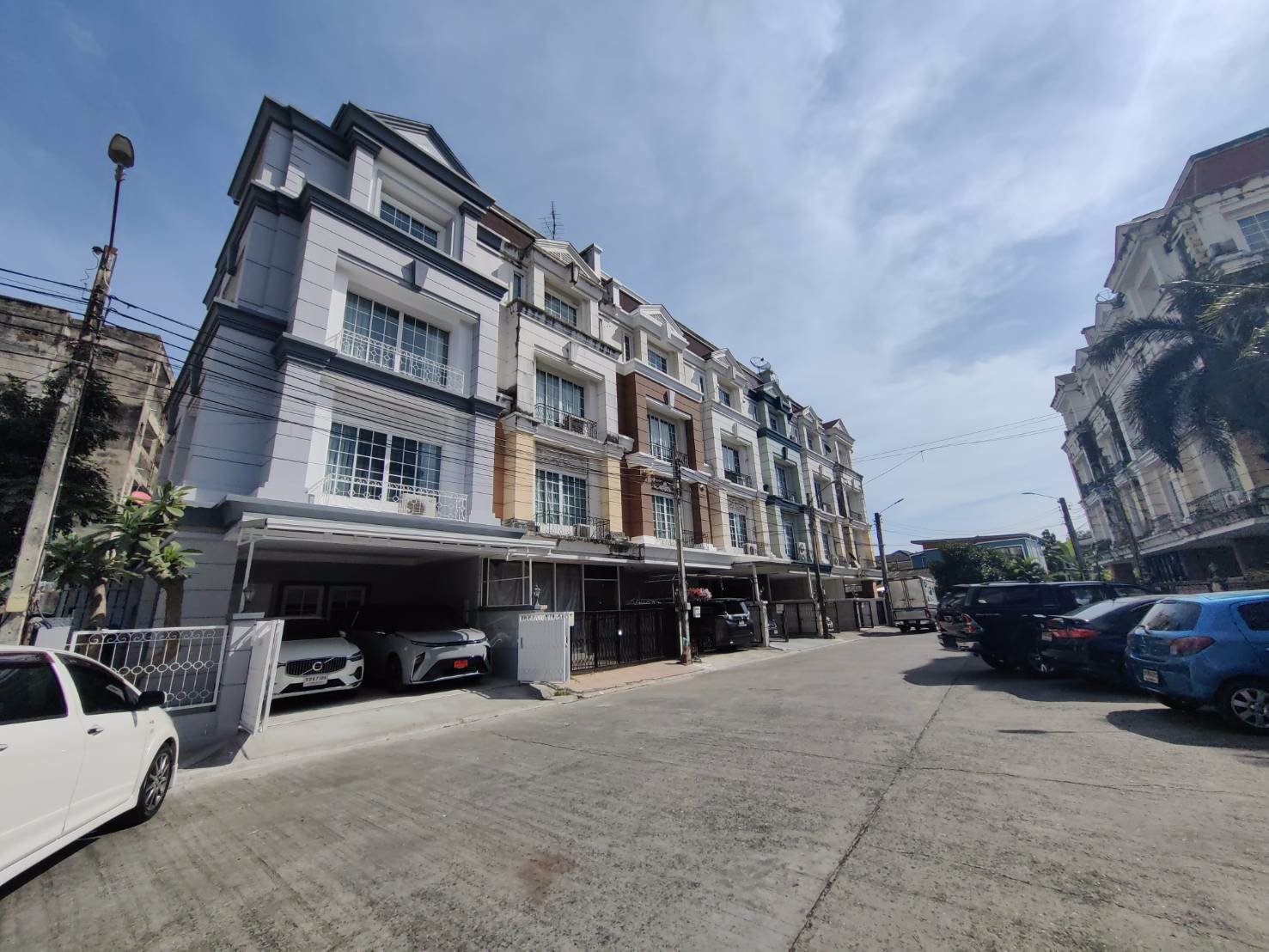 ให้เช่าโฮมออฟฟิศ-4-ชั้น-โครงการพลัสพาร์ค-อเวนิว-ลาซาล-ศรีนครินทร์-ตกแต่งใหม่-สิ่งแวดล้อมดี-ใกล้-bts