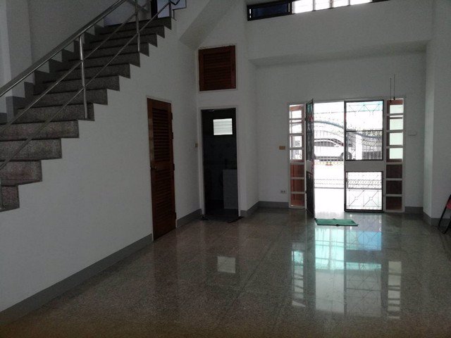 ให้เช่าทาวน์โฮม-3-ชั้น-ย่านลาดพร้าว-ใกล้รพลาดพร้าว-เหมาะพักอาศัยและทำโฮมออฟฟิศ