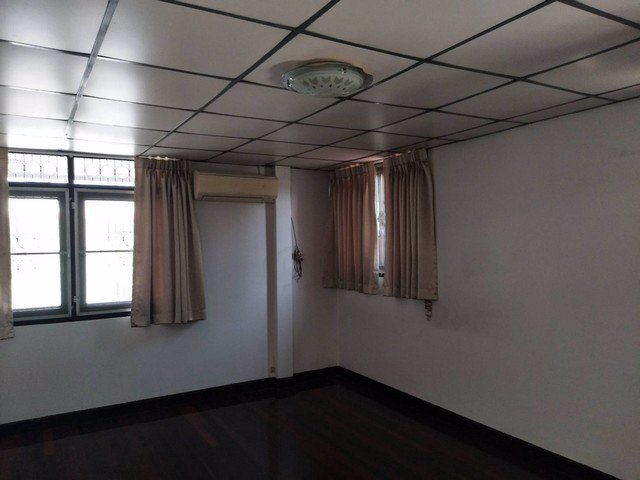 ให้เช่าบ้านเดี่ยว-2-ชั้น-หมู่บ้านเสรี-8-ใกล้เดอะไนท์และจุดขึ้นลงทางด่วนศรีรัช