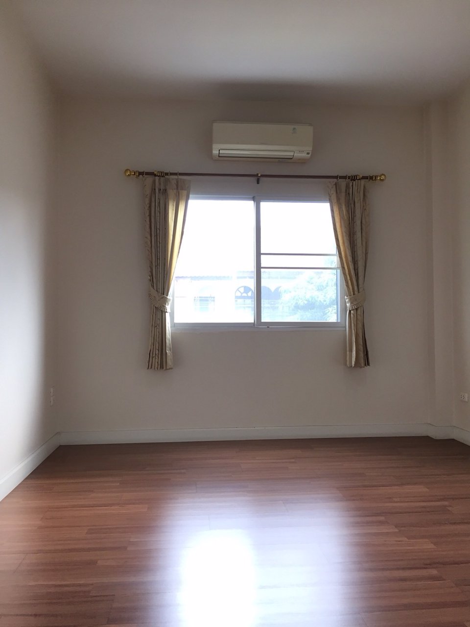 ขายด่วนทาวน์โฮม-3-ชั้น-หลังมุม-หมู่บ้าน-นลินอเวนิว-ซอยรามคำแหง-138-ราคาเพียง-480-ล้านบาท