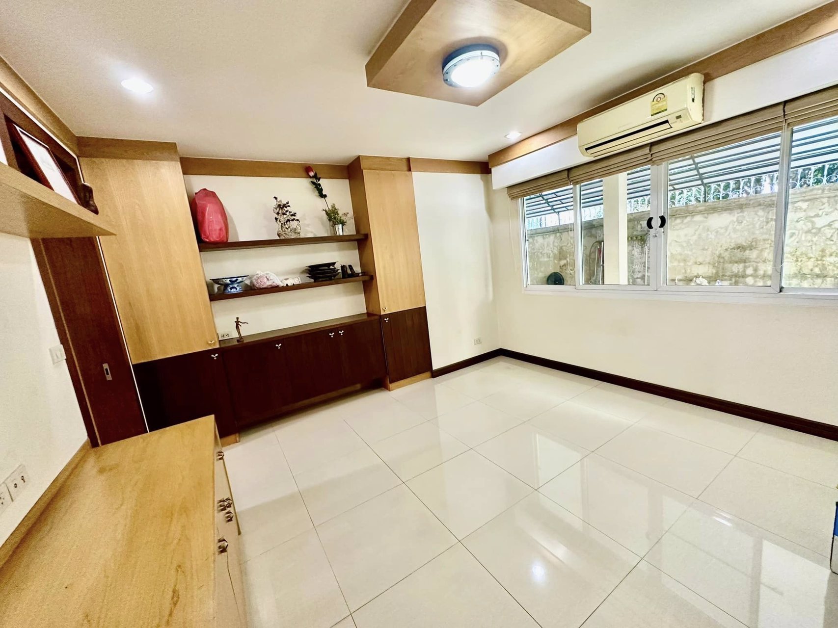 ขายด่วน-บ้านเดี่ยวหลังใหญ่-กลางเมือง-ติดน้ำ