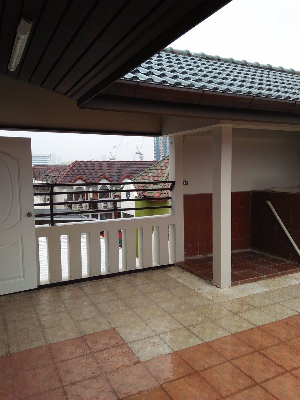 ขายหรือให้เช่า-บ้าน-หมู่บ้าน-ฐิตพร-เกษรา-ซอย-พัฒนาการ-29-แยก-3-ข-บ้านตกแต่งหรือ-แข็งแรง-ใหม่เอี่ยม