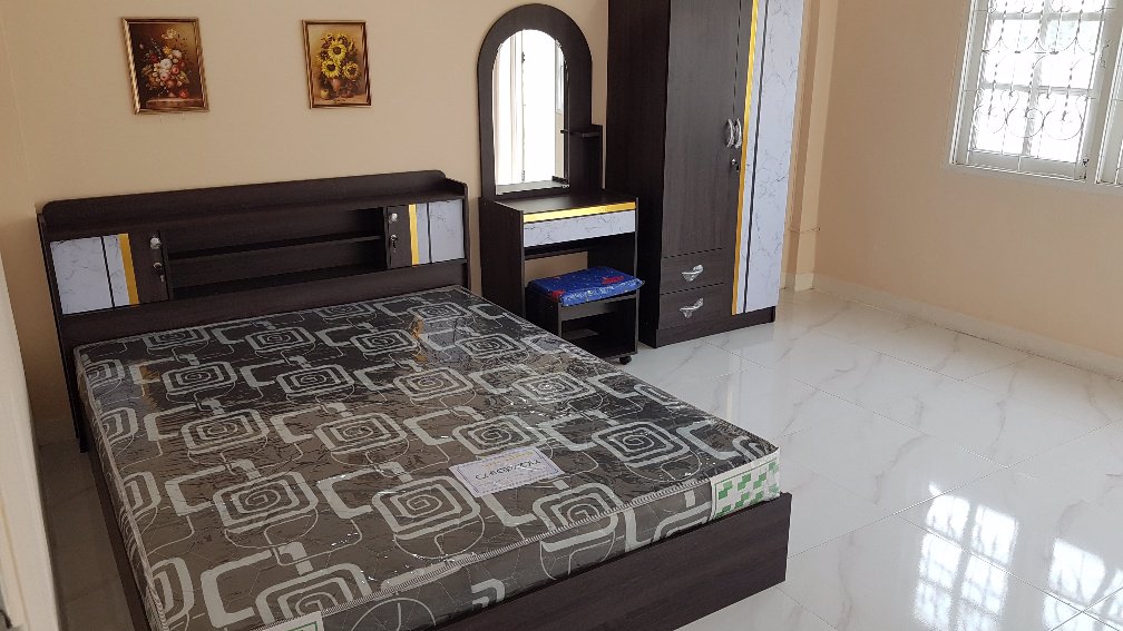 ขายหมู่บ้านหงส์ประยูรใกล้ถนนรัตนาธิเบศสถานีรถไฟฟ้าแยกบางพลูเลี้ยวมาทางตลาดบางบัวทอง-5-ห้องนอน-3ชั้น