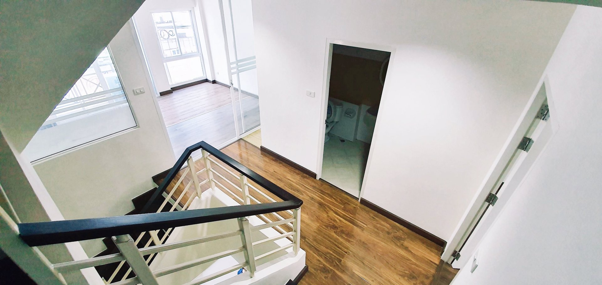 ให้เช่าโฮมออฟฟิศ-สวยๆ-4ชั้น-ติด-bts-ติดถนน-ตรงข้าม-ห้างใหญ่ห้างดัง-แค่-30เมตร