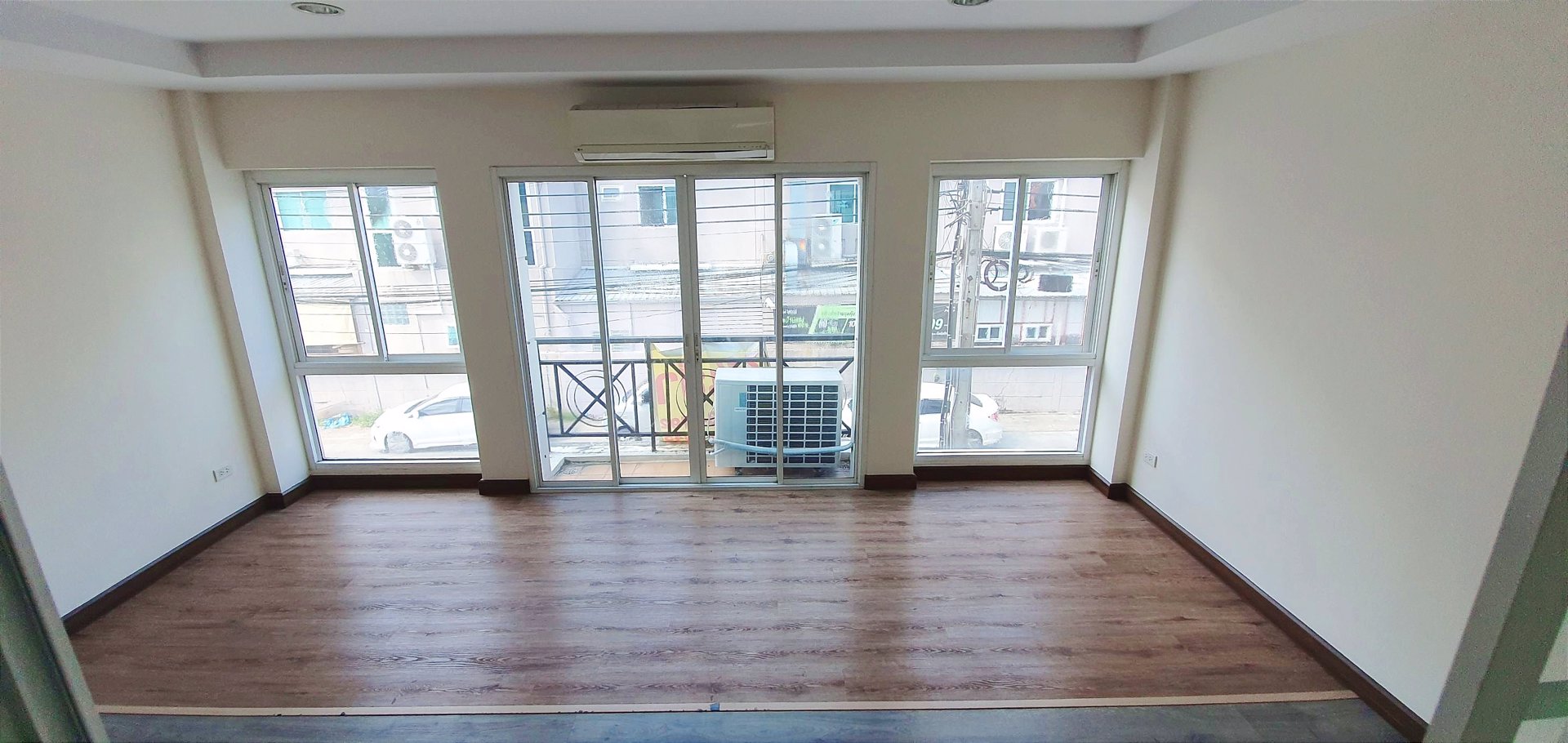 ให้เช่าโฮมออฟฟิศ-สวยๆ-4ชั้น-ติด-bts-ติดถนน-ตรงข้าม-ห้างใหญ่ห้างดัง-แค่-30เมตร