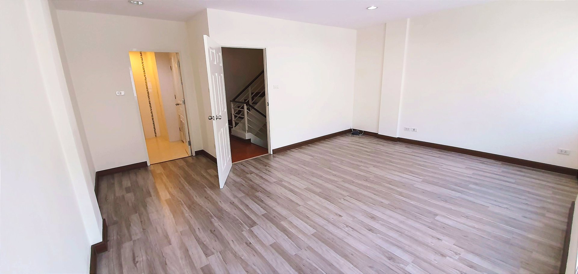 ให้เช่าโฮมออฟฟิศ-สวยๆ-4ชั้น-ติด-bts-ติดถนน-ตรงข้าม-ห้างใหญ่ห้างดัง-แค่-30เมตร