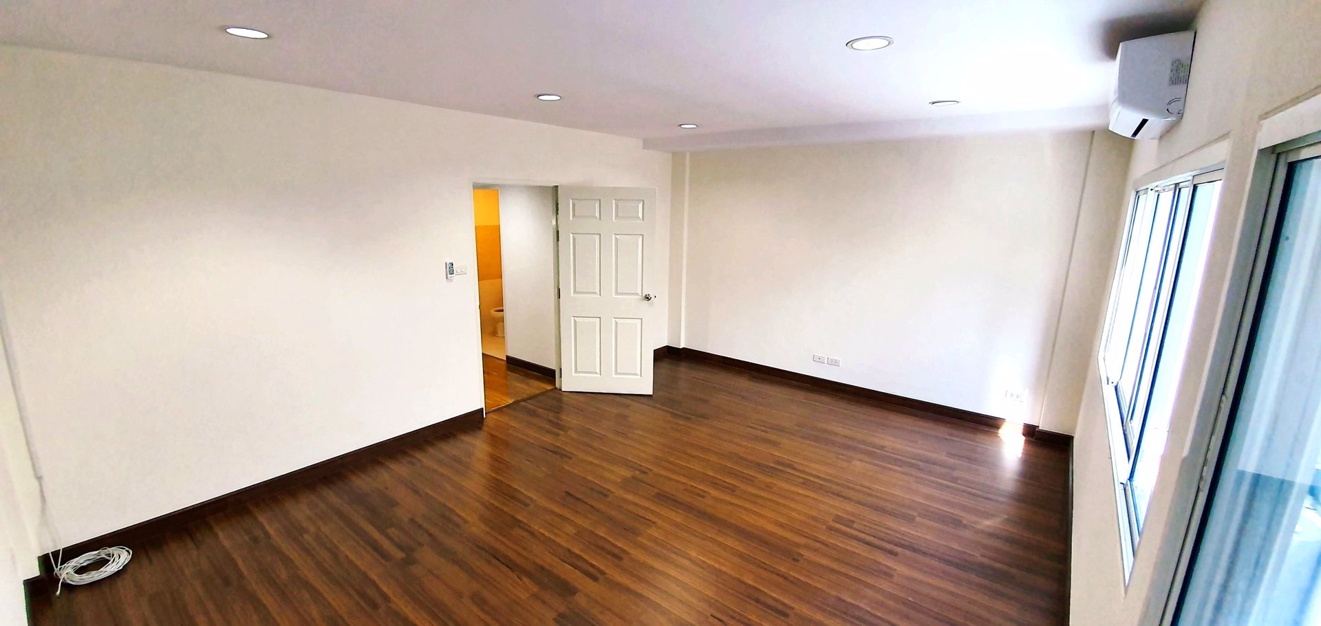 ให้เช่าโฮมออฟฟิศ-สวยๆ-4ชั้น-ติด-bts-ติดถนน-ตรงข้าม-ห้างใหญ่ห้างดัง-แค่-30เมตร