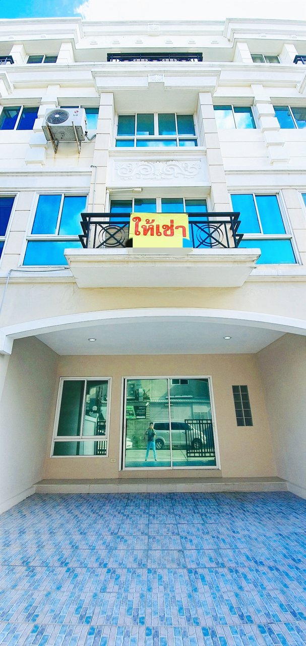 ให้เช่าโฮมออฟฟิศ-สวยๆ-4ชั้น-ติด-bts-ติดถนน-ตรงข้าม-ห้างใหญ่ห้างดัง-แค่-30เมตร