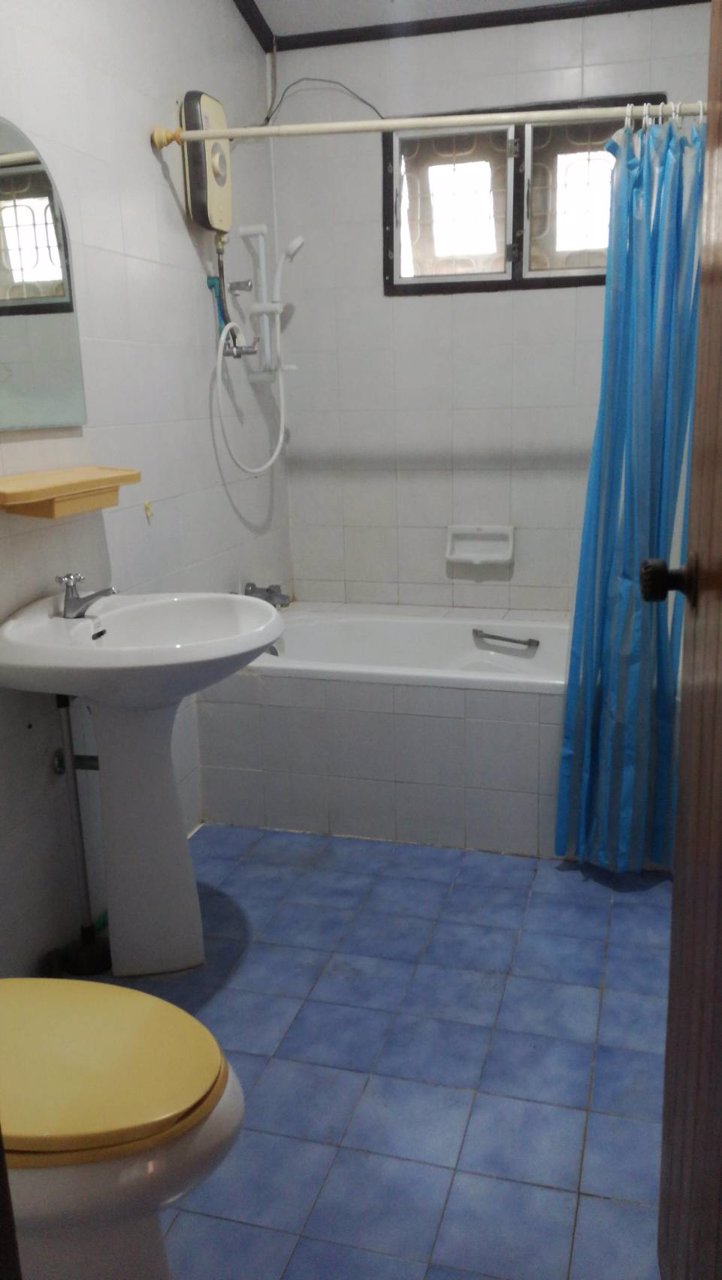 ให้เช่า-บ้าน2ชั้น-หมู่บ้านศรีราชาปาร์ค-ใกล้รรเซนปอล-ในเมืองศรีราชา-จชลบุรี-6000บ-เดือน