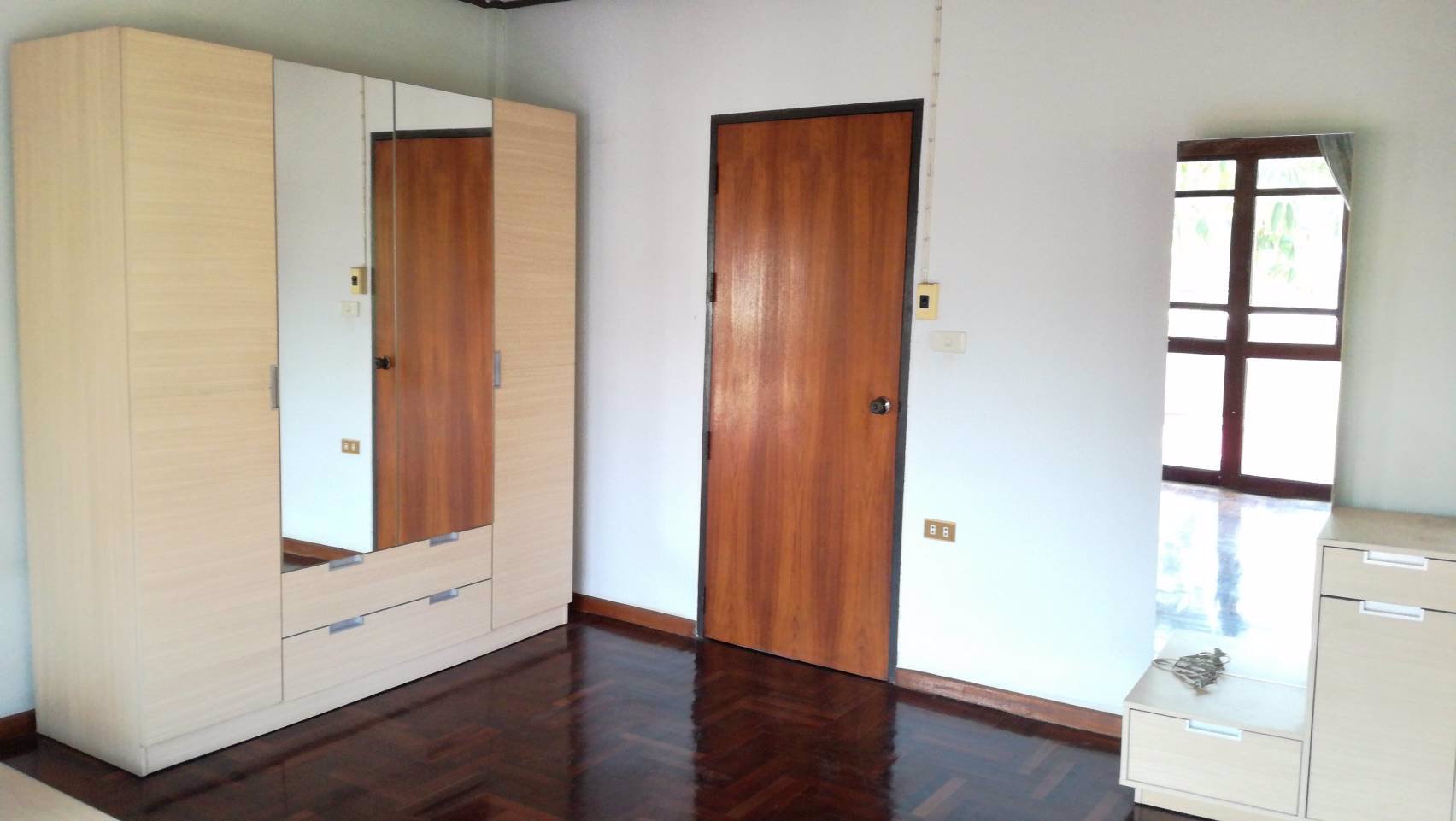 ให้เช่า-บ้าน2ชั้น-หมู่บ้านศรีราชาปาร์ค-ใกล้รรเซนปอล-ในเมืองศรีราชา-จชลบุรี-6000บ-เดือน