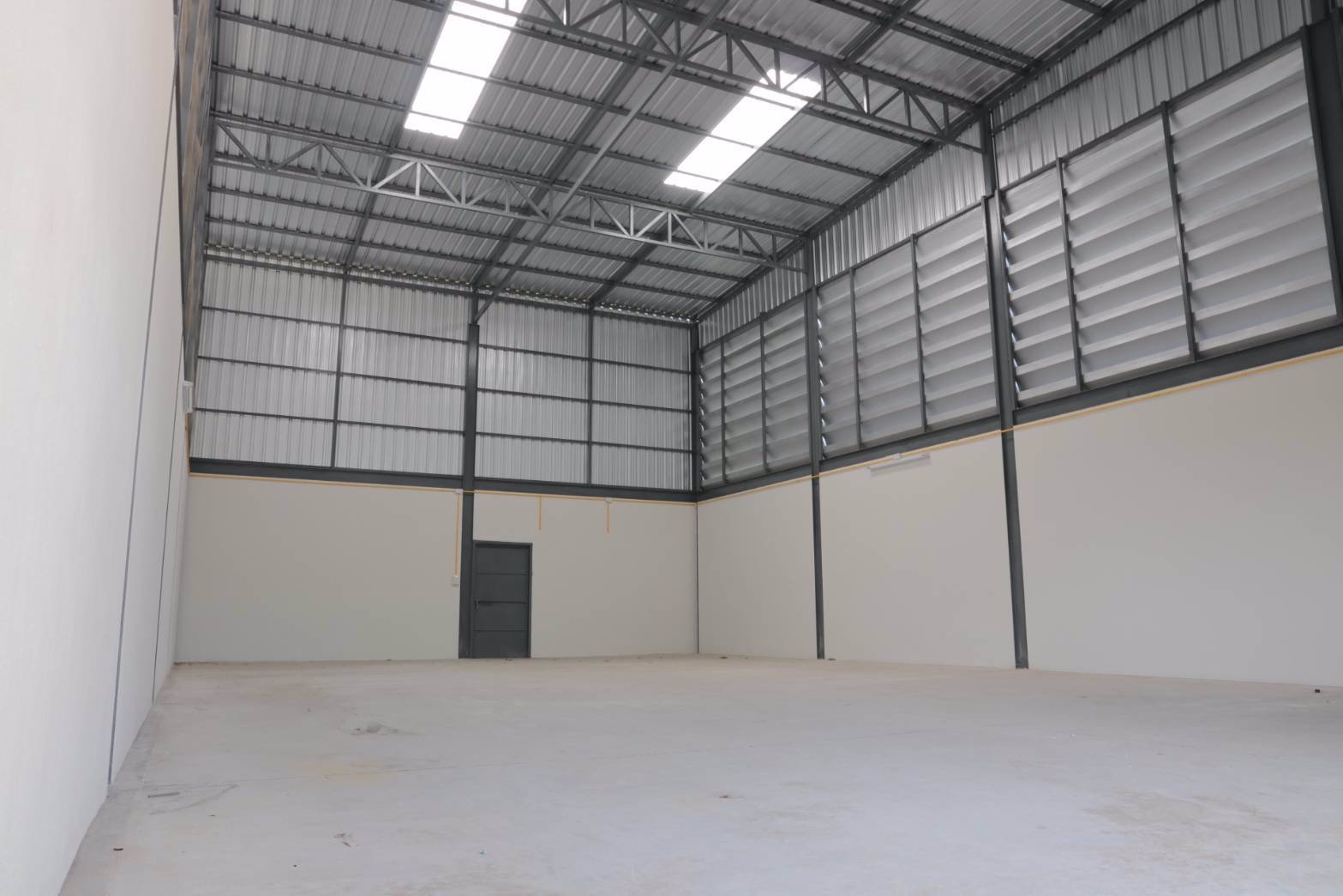 ให้เช่าโกดัง-พร้อมออฟฟิตชั้นล่าง-ห้องพักชั้นลอย-มีรั้วล้อมรอบส่วนตัว-ในซอยวัดลาดปลาดุก