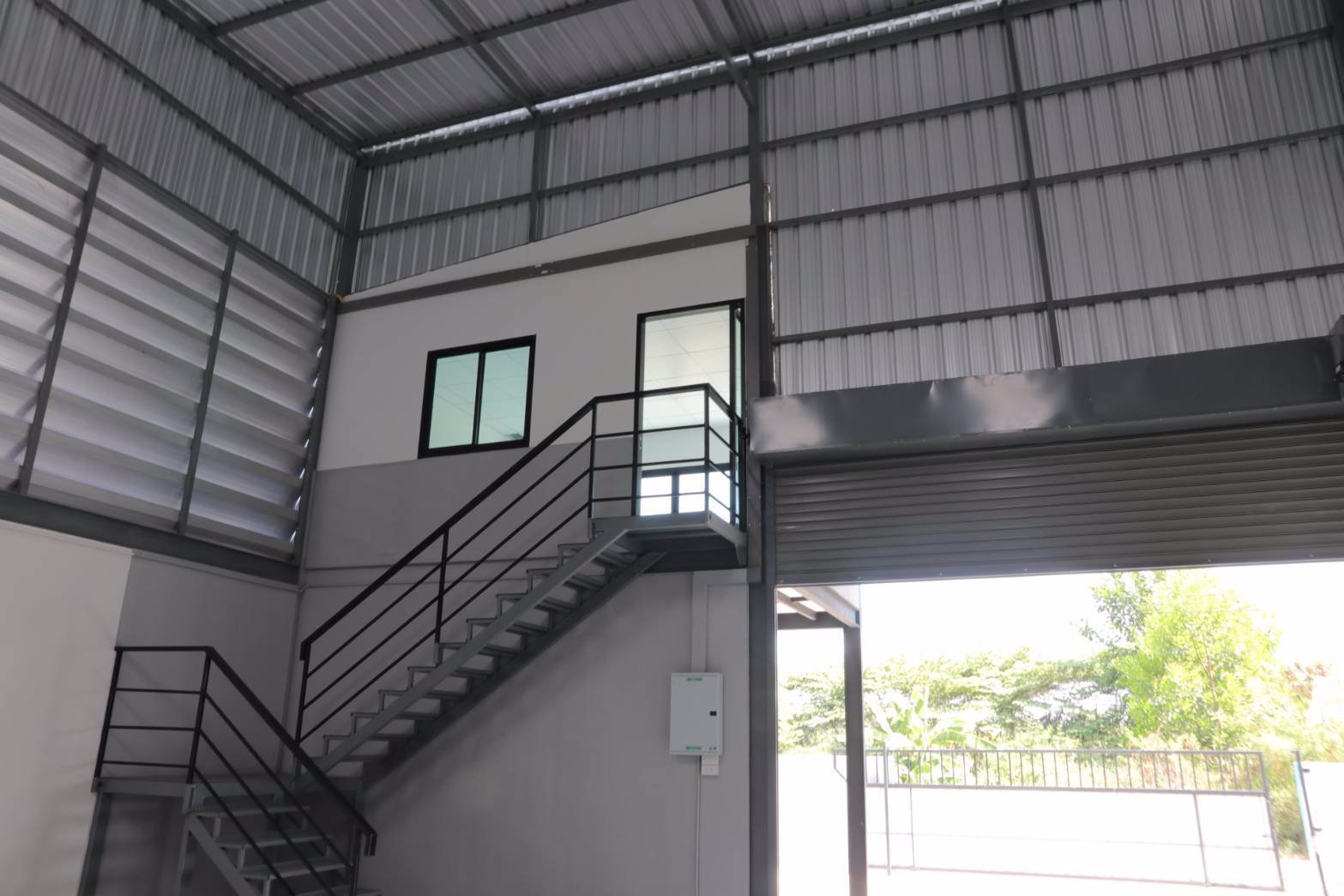 ให้เช่าโกดัง-พร้อมออฟฟิตชั้นล่าง-ห้องพักชั้นลอย-มีรั้วล้อมรอบส่วนตัว-ในซอยวัดลาดปลาดุก