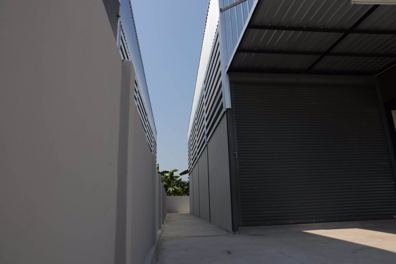 ให้เช่าโกดัง-พร้อมออฟฟิตชั้นล่าง-ห้องพักชั้นลอย-มีรั้วล้อมรอบส่วนตัว-ในซอยวัดลาดปลาดุก