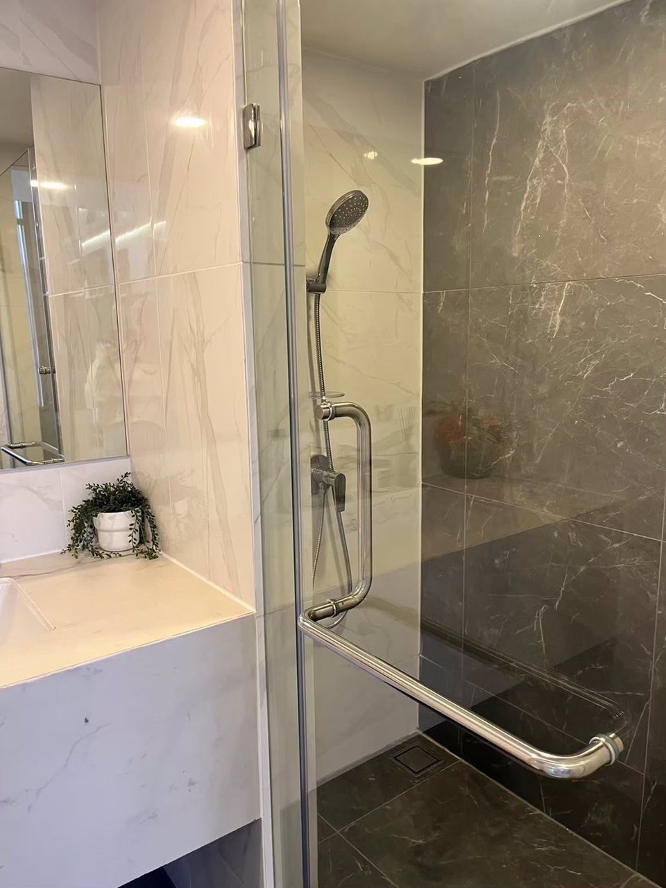 ขายดาวน์คอนโด-2-ชั้น-วิวดี-มุมสวย-ติดbts-สายลวด-0-เมตร-เจ้าของขายดาวน์เอง