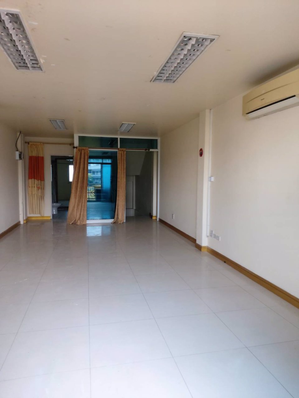 ขายอาคารพาณิชย์-ติดถนนสุรนารายณ์-เยื้องเทคโนราชมงคลนครราชสีมา