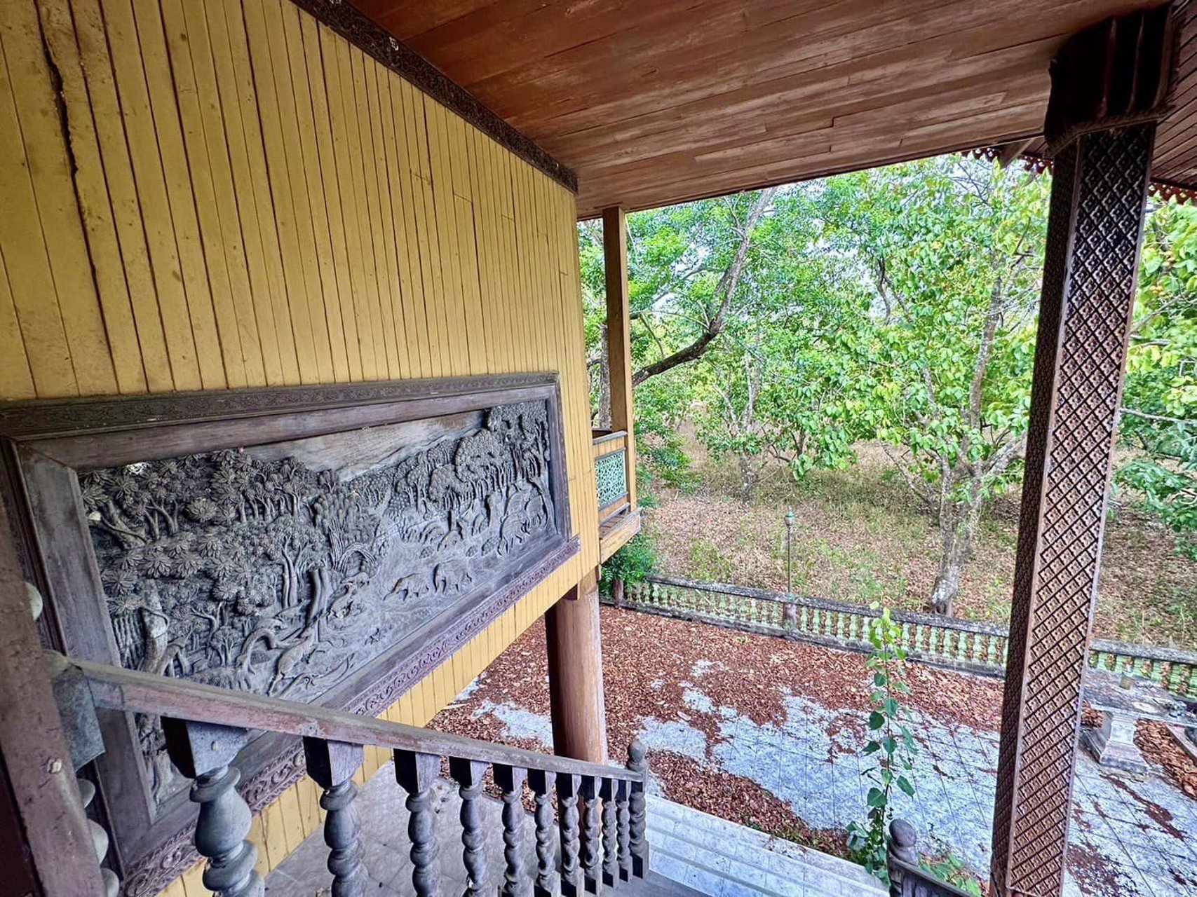 ขายด่วน-บ้านไม้สักทอง-หลังใหญ่-เสา-32-ต้น-ติดลำธาร-นครนายก-พื้นที่-20-ไร่