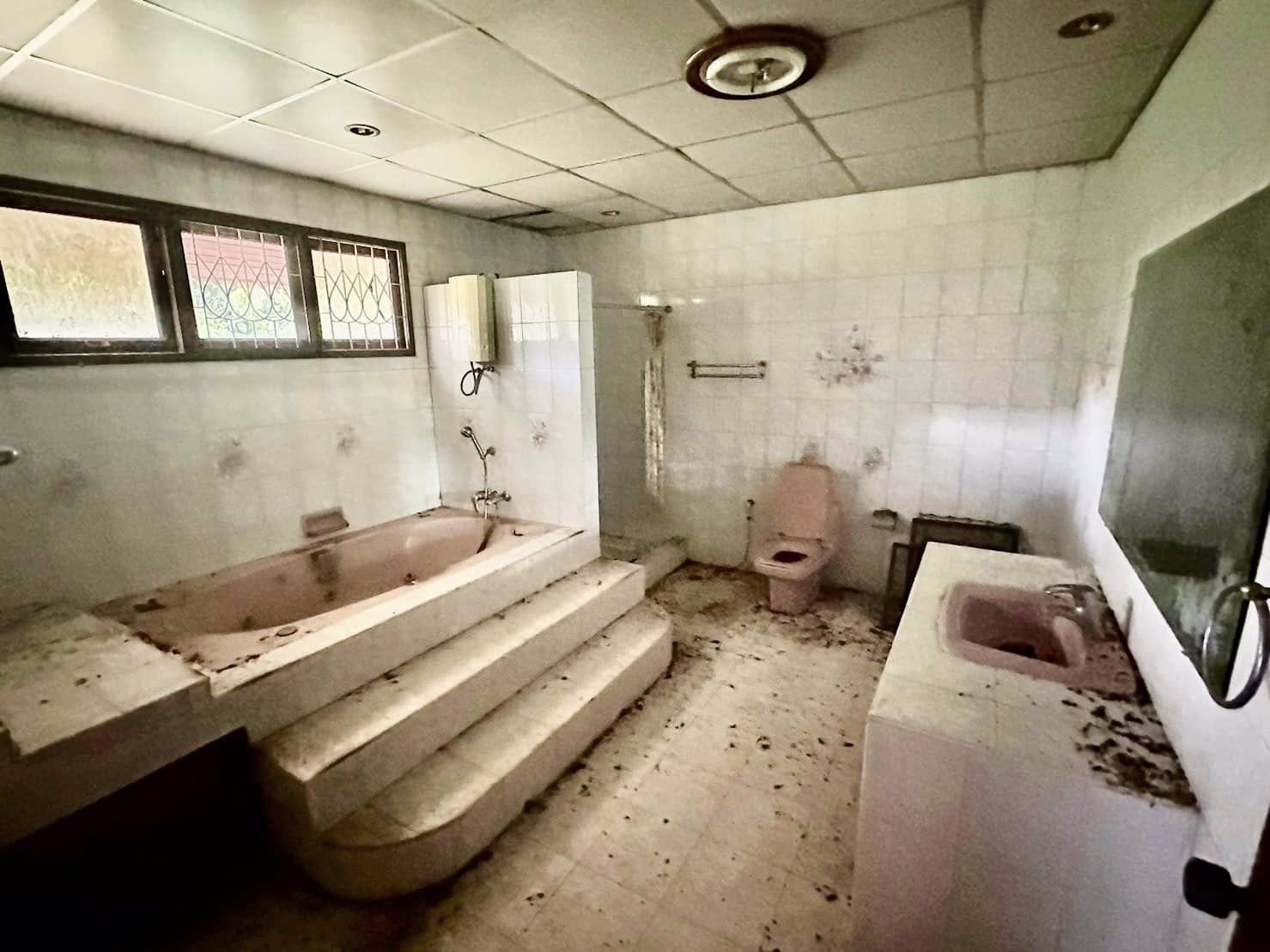 ขายด่วน-บ้านไม้สักทอง-หลังใหญ่-เสา-32-ต้น-ติดลำธาร-นครนายก-พื้นที่-20-ไร่