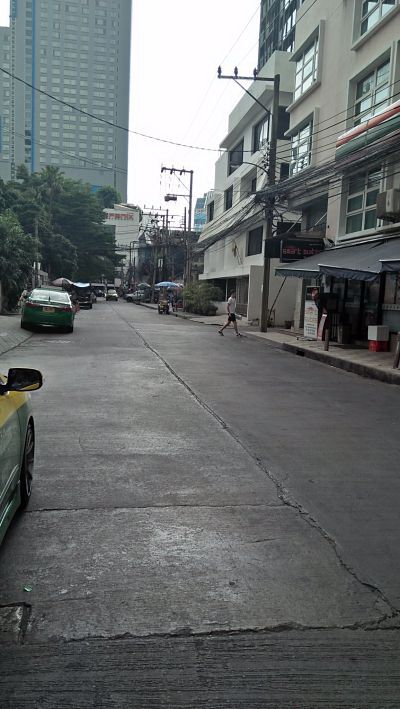 บ้านทาวเฮาส์-สภาพต้องปรับปรุง-เหมาะทำที่พักอาศัยหรือออฟฟิศ-ทำเลดีมาก-นานา