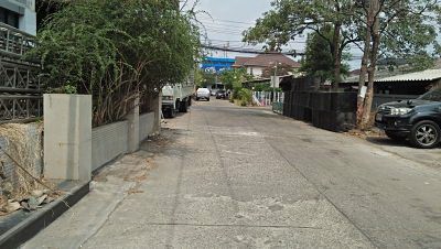 sale-land-with-old-building-4-storey-closed-road-in-the-soi-near-suan-luang-rama9-in-the-villaged