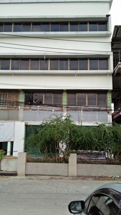 sale-land-with-old-building-4-storey-closed-road-in-the-soi-near-suan-luang-rama9-in-the-villaged