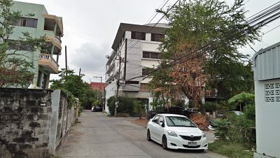 sale-land-with-old-building-4-storey-closed-road-in-the-soi-near-suan-luang-rama9-in-the-villaged