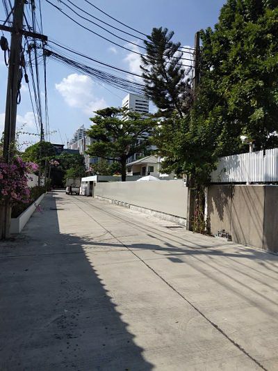 selling-single-house-with-pool-5-beds-near-lotus's-mall