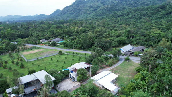 ขายบ้านพร้อมที่ดิน-200-ตารางวา-ตำบลเขาพระ-มีโฉนด-ติดถนนหลัก-เหมาะทำพูลวิลล่า