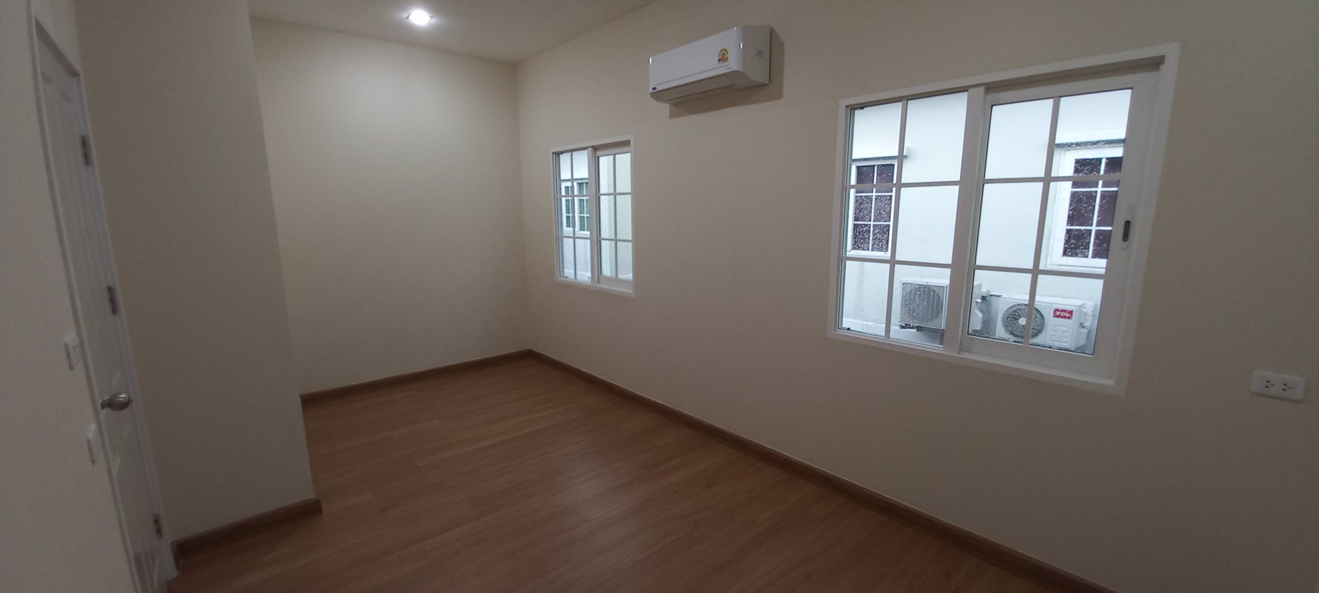 ให้เช่าทาวน์โฮมใหม่มือหนึ่งหลังมุม-โกลเด้น-ทาวน์-วิภาวดี-รังสิต