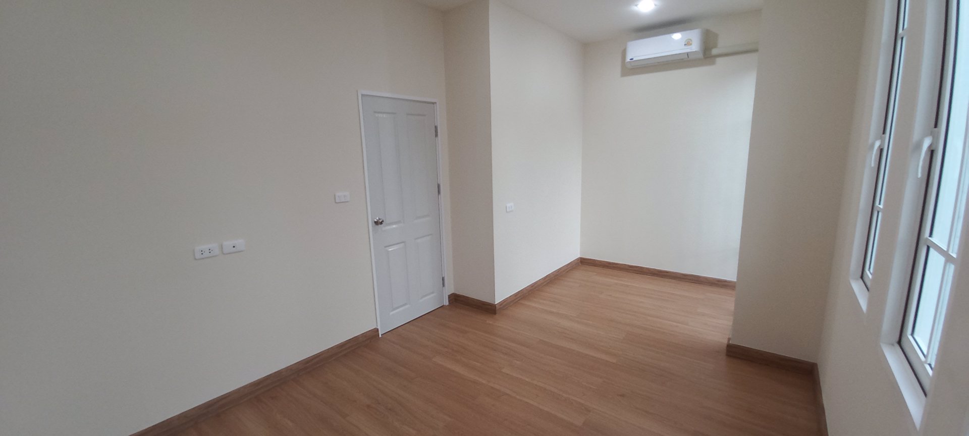 ให้เช่าทาวน์โฮมใหม่มือหนึ่งหลังมุม-โกลเด้น-ทาวน์-วิภาวดี-รังสิต