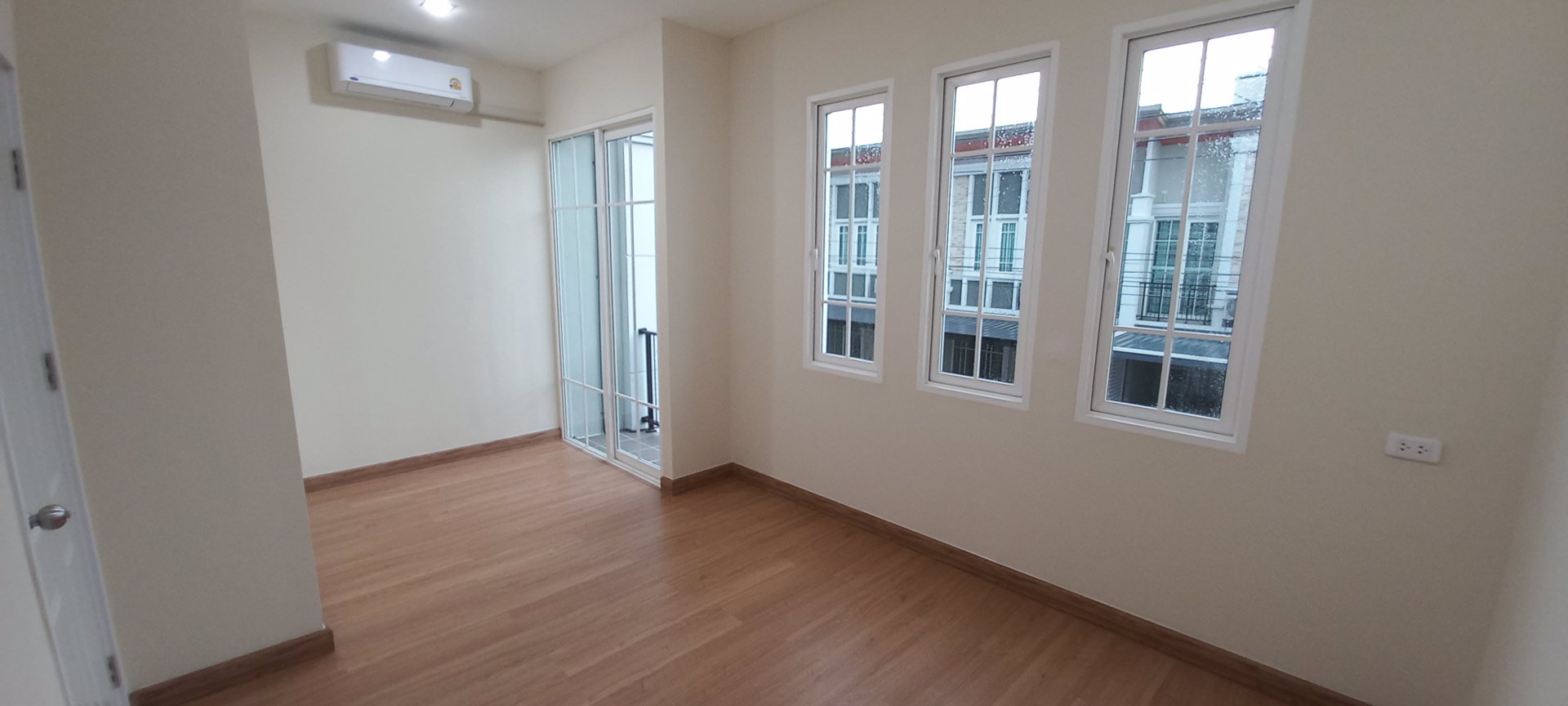 ให้เช่าทาวน์โฮมใหม่มือหนึ่งหลังมุม-โกลเด้น-ทาวน์-วิภาวดี-รังสิต