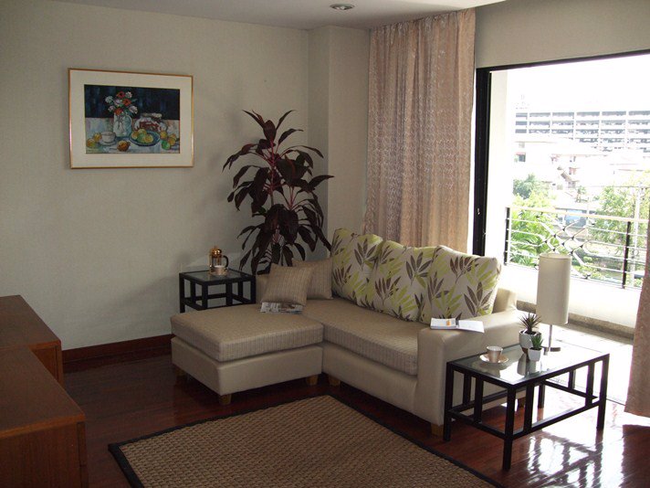 บ้านวัลย์ผกา-อพาร์ทเม้นท์ให้เช่า-ห้องกว้าง-อาคารโปร่ง-สวนสงบ